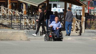 Bayburt’ta akülü aracıyla yolun karşısına geçmeye çalışan engelli bir vatandaşa