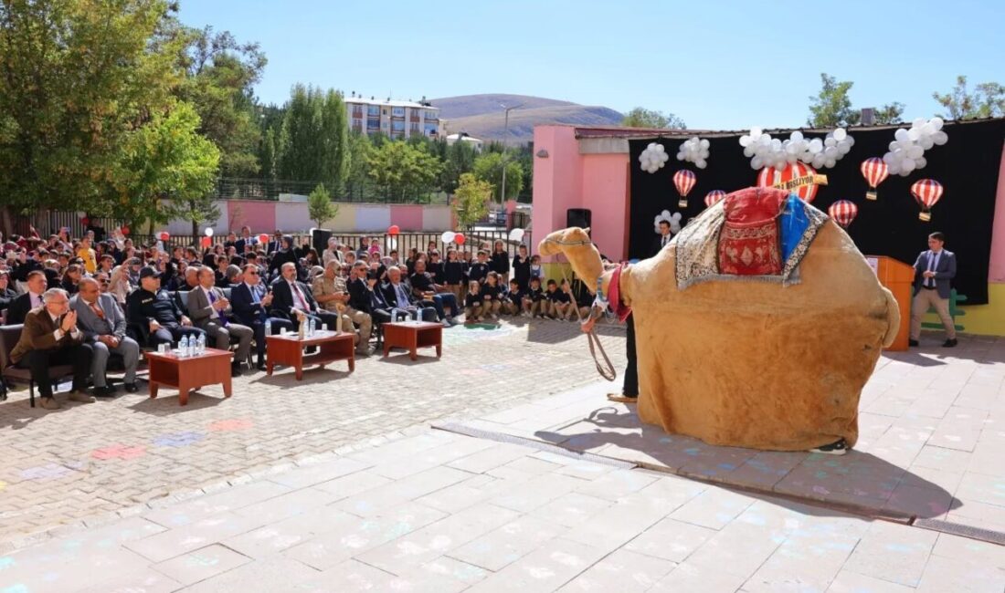 Bayburt’ta İlköğretim Haftası kutlandı Bayburt’ta ‘İlköğretim Haftası’ nedeniyle Kaleardı 75. Yıl İlkokulunda program düzenlendi.