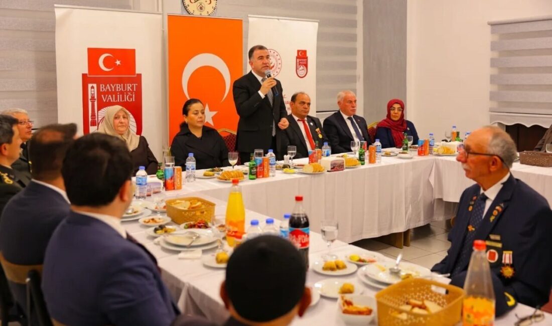 Bayburt’ta şehit aileleri ve gaziler onuruna yemek verildi Bayburt’ta Gaziler Günü dolayısıyla düzenlenen program kapsamında şehit aileleri ve