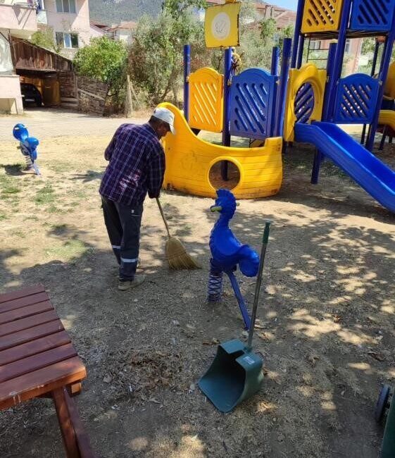 Bayırköy’de park ve spor alanlarında yoğun temizlik çalışması Bilecik’in Bayırköy Beldesi’nde, park, bahçe ve çocuk oyun alanlarında kapsamlı
