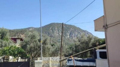 Bilecik’in Bayırköy beldesinde, yürütülen çalışmalar sırasında kırılan telefon direği ve