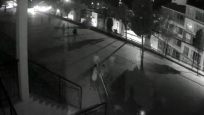 Balıkesir’in Erdek ilçesinde şiddetli rüzgar nedeniyle okul bahçesindeki bayrak direği