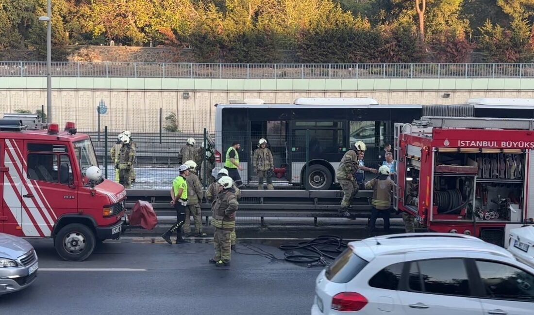 Bayrampaşa-Maltepe Metrobüs Durağı’nda vatandaşları taşıyan metrobüs aracı yandı. Vatandaşlar can