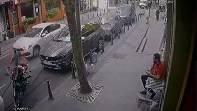 İstanbul Bayrampaşa’da sürücüsünün direksiyon hakimiyetini kaybettiği otomobil bakkaldan koşarak çıkan