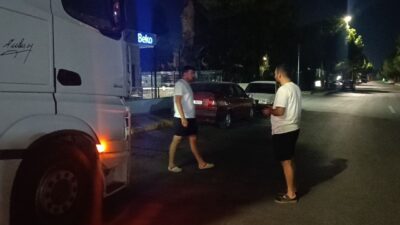 Manisa’da yük almak için Beko deposu önüne gelen tır şoförleri,