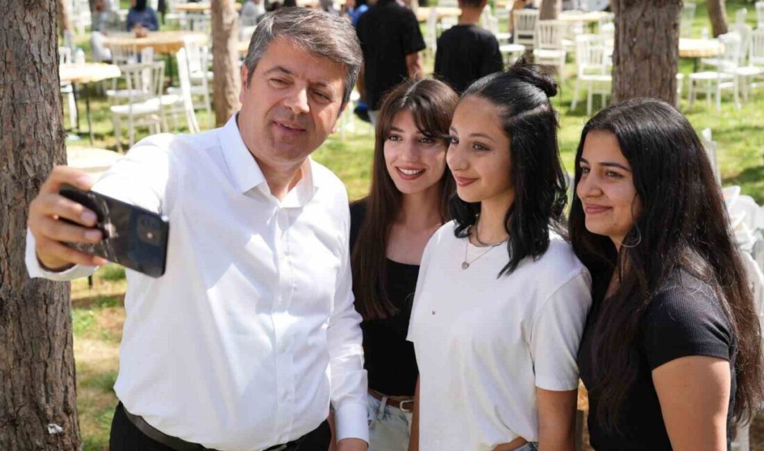 Belediyeden üniversiteyi kazanan öğrencilere eğitim desteği Adıyaman Belediyesi, üniversitelerin lisans bölümlerine yeni kayıt yaptıran öğrencilere başarı
