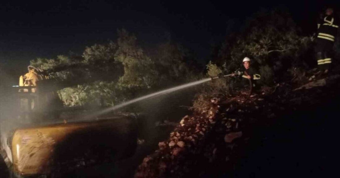 Hatay’da iş makinesinde çıkan yangın, ormanlık alana sıçramadan söndürüldü. Yangın,