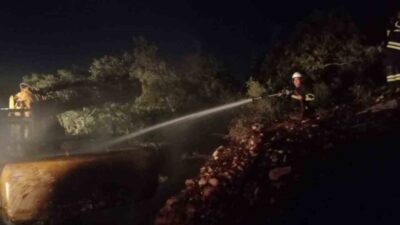 Hatay’da iş makinesinde çıkan yangın, ormanlık alana sıçramadan söndürüldü. Yangın,