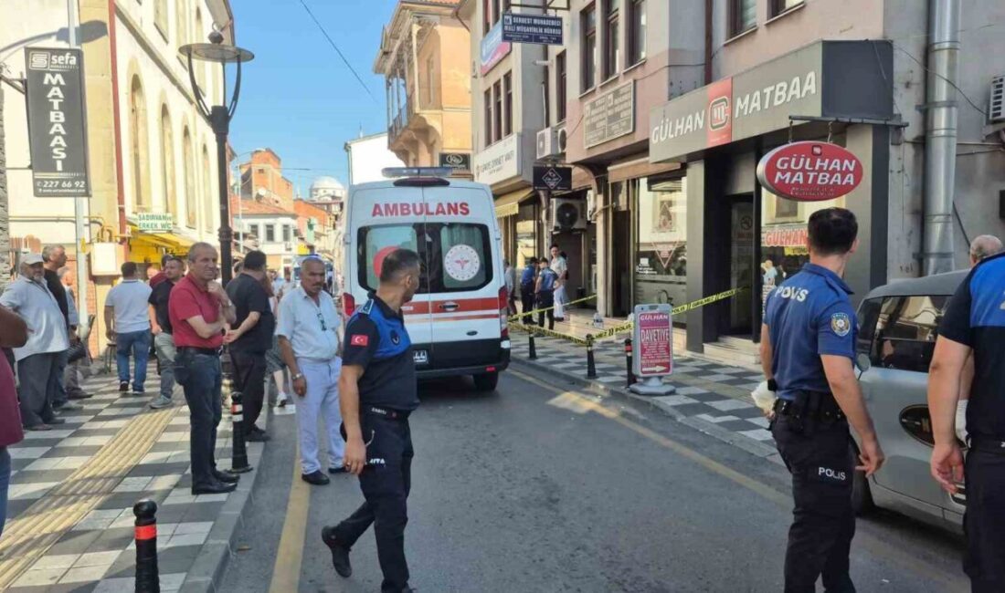 Berberde karşılaştığı husumetlilerine kurşun yağdırdı: 3 yaralı Bartın merkezdeki bir berber dükkanında karşılaştığı husumetlilerine kurşun yağdırdı. Olayda
