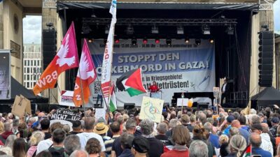 Almanya’nın başkenti Berlin’deki tarihi Brandenburg kapısı önünde düzenlenen gösteride binlerce