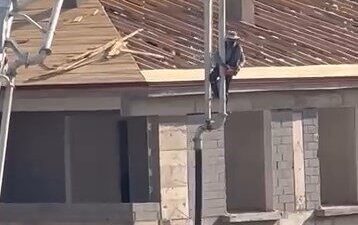 Elazığ’da beton pompasını adeta asansör gibi kullanan ve 6 katlı