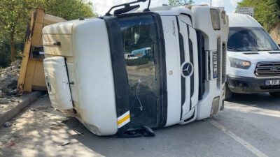 Beykoz’da inşaat molozları yüklü hafriyat kamyonu sürücüsünün direksiyon hakimiyetini kaybetmesi