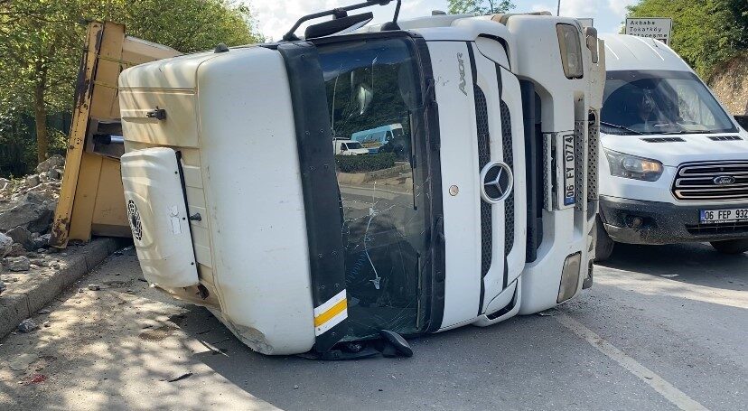 Beykoz’da inşaat molozları yüklü hafriyat kamyonu sürücüsünün direksiyon hakimiyetini kaybetmesi