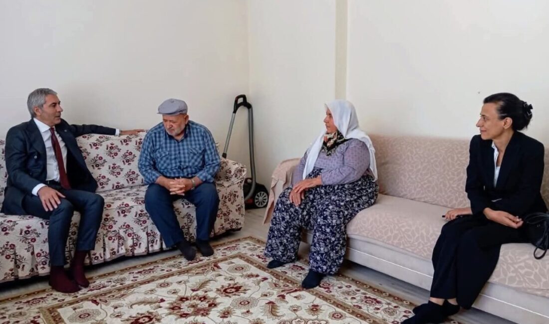 Beypazarı Kaymakamı Coşkun’dan şehit ailesine ziyaret Beypazarı Kaymakamı Ünal Coşkun, şehit Üst Çavuş Hakan Toydemir’in ailesini