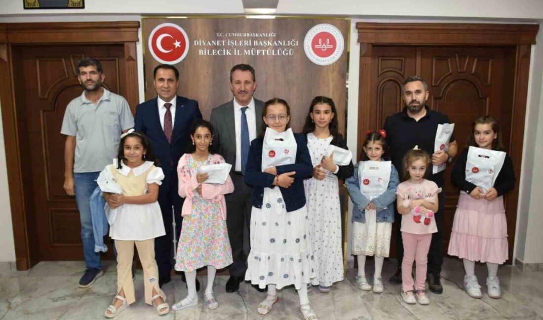 Bilecik’teki çocuk evlerinde hizmet alan çocuklara, Kuran-ı Kerim hediye edildi.