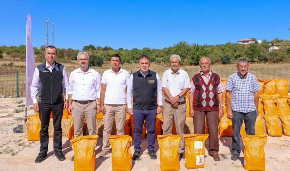 Bilecik’te düzenlenen programda kanola tohumu dağıtımı yapıldı. Valisi Faik Oktay