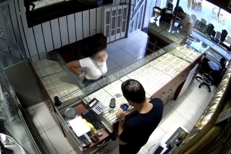 Bilişim hırsızlığı yoluyla arkadaşının 780 bin TL’sini kendi hesabına aktaran kadın tutuklandı Erzincan’da bilişim hırsızlığı yoluyla arkadaşının 780 bin TL’sini kendi hesabına