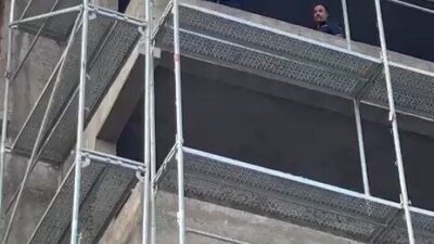 Elazığ’da inşaat halinde bir binada atlamak isteyen şahsı, itfaiye ekibi