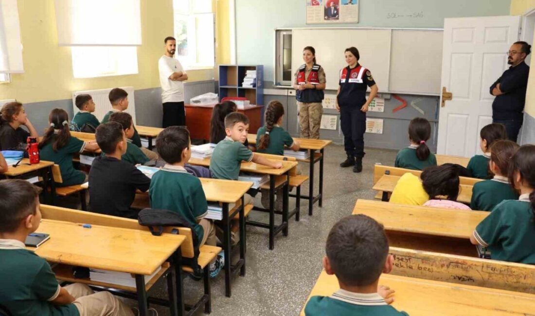 Bingöl’de jandarma ekipleri, öğrencilerle bir araya gelerek ilk gün heyecanlarına