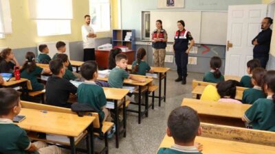 Bingöl’de jandarma ekipleri, öğrencilerle bir araya gelerek ilk gün heyecanlarına