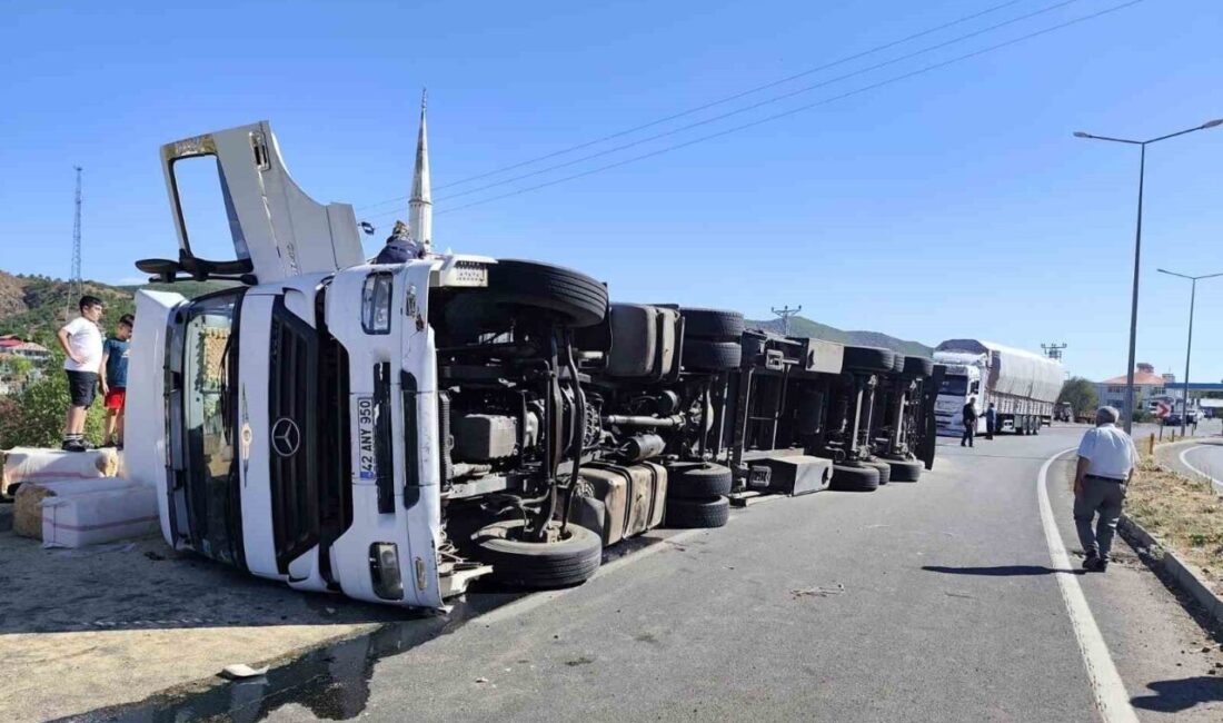 Bingöl’de saman yüklü kamyon devrildi, yol trafiğe kapandı Bingöl’de saman yüklü bir kamyon, sürücüsünün kontrolünden çıkarak devrildi. Kaza