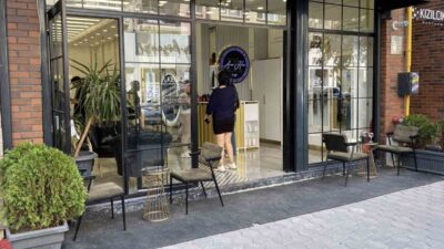 Eskişehir’de kimliği bilinmeyen bir kadın şahsın 4 dükkanın önündeki dekorasyon