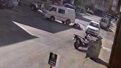 Karaman’da elektrikli bisikletle çay servisi yapan garsonun panelvan aracın altına