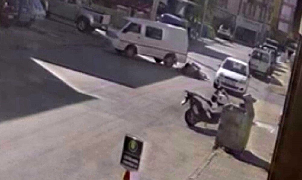 Bisikletle çay servisi yapan garson ölümden döndü Karaman’da elektrikli bisikletle çay servisi yapan garsonun panelvan aracın altına