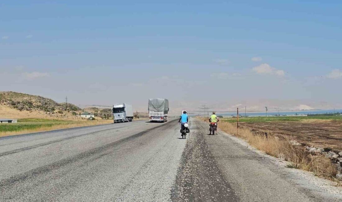 Bisikletseverlerden Van Gölü’ne büyük ilgi Van Gölü, doğal güzelliklerinin yanı sıra bisiklet tutkunlarının da gözdesi