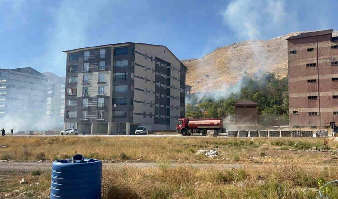 Bitlis merkezde henüz belirlenemeyen bir nedenle çıkan örtü yangını, kısa