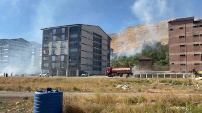 Bitlis merkezde henüz belirlenemeyen bir nedenle çıkan örtü yangını, kısa