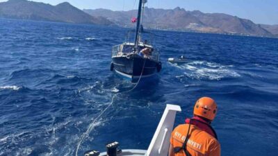 Muğla’nın Bodrum ilçesi açıklarında dümen arızası yapan ve itinde 2