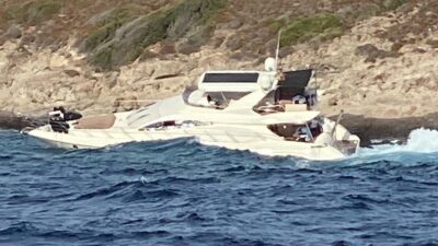 Muğla’nın Bodrum ilçesinde arıza yapan motoryat, servis botuyla birlikte karaya