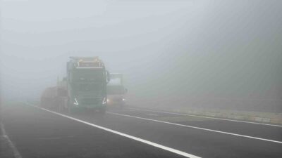 Bolu Dağı’nda etkili olan yoğun sis görüş mesafesini yer yer