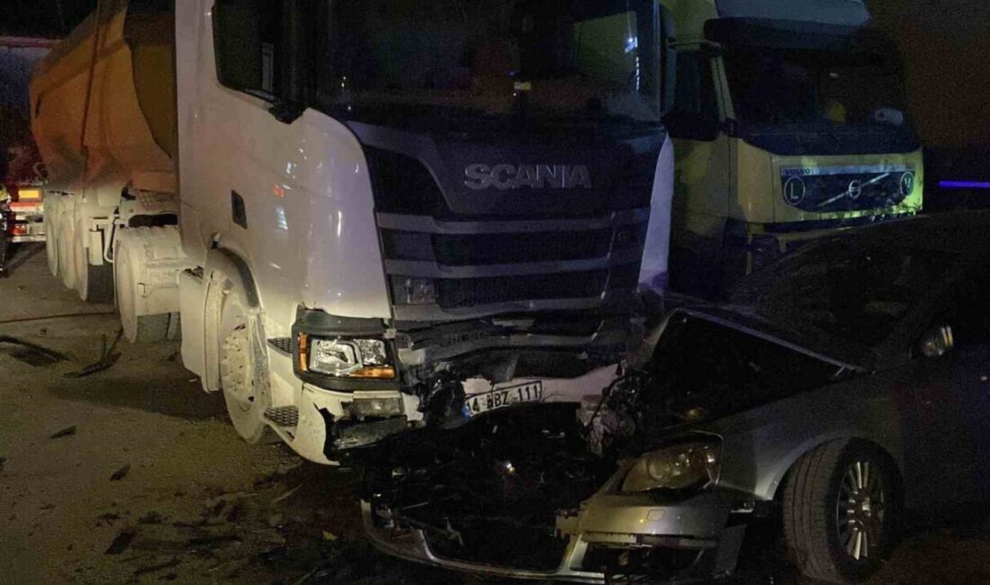 Bolu’da kontrolden çıkan otomobil park halindeki 3 araca çarptı: 4 ağır yaralı Bolu’da sürücüsünün direksiyon hakimiyetini kaybettiği otomobil, park halindeki minibüs ve
