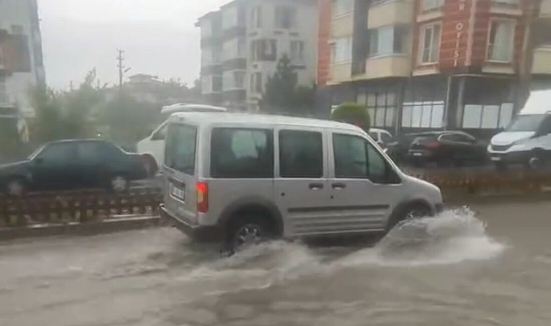 Bolu’da sağanak hayatı felç etti: Sokaklar göle döndü Bolu’da günlerdir etkili olan sıcak hava, yerini sağanağa bıraktı. Şehir