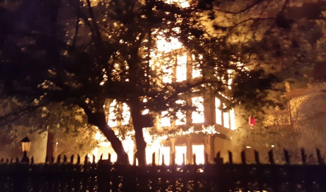 Bolu’da tarihi Keyvanlar Konağı kül oldu: Alevler geceyi aydınlattı Bolu’nun Mudurnu ilçesinde bulunan tarihi Keyvanlar Konağı, gece saatlerinde çıkan