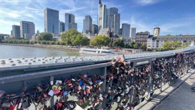 Almanya’da boşanmalar artmasıyla köprülere asılan ‘Aşk Kilitleri’nin sayısında da dikkat