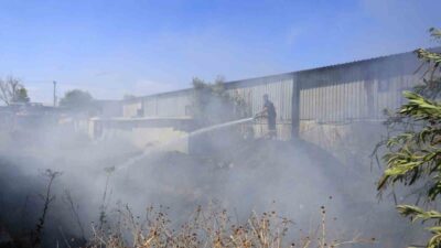 Antalya’da boya ve mobilya atölyelerinin bulunduğu iş yerlerinin bitişiğinde çıkan