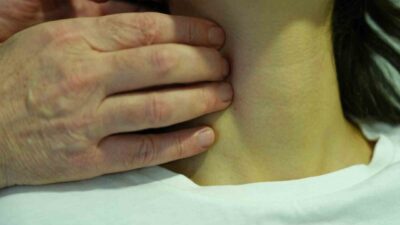 Boyundaki şişlikler, basit bir enfeksiyon belirtisi olabileceği gibi ciddi hastalıkların