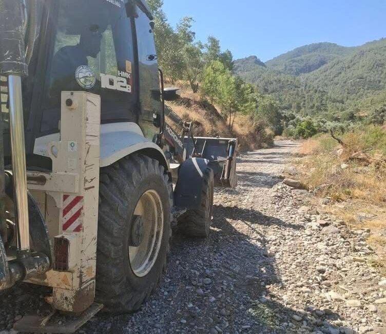 Bozdoğan’da arazi yolları bakıma alındı Bozdoğan Belediyesi, kırsal mahallelerde arazi yollarının bakım ve onarım çalışmalarını