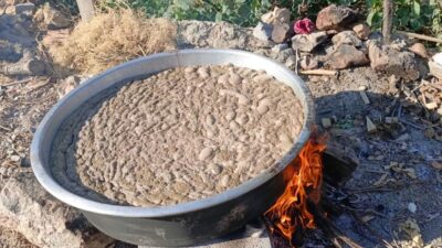 Konya’nın Bozkır ilçesinde asırlardır sürdürülen geleneksel yöntemlerle pekmez yapımı, yöre