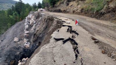Kastamonu’nun Bozkurt ilçesinde meydana gelen heyelan sebebiyle grup köy yolu