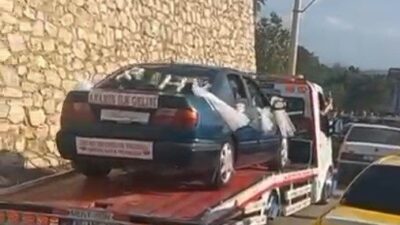 Denizli’de düğün konvoyunda arızalanan gelin arabasının yardımına yoldan geçen çekici