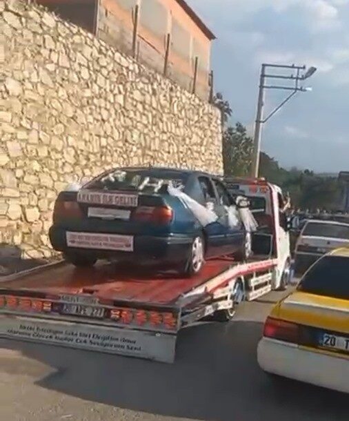 Denizli’de düğün konvoyunda arızalanan gelin arabasının yardımına yoldan geçen çekici