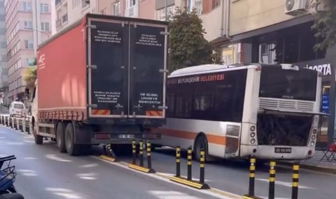 Bozulan otobüs yolu kapadı, kamyon dubaları çiğneyerek yoluna devam etti Eskişehir’de Mustafa Kemal Atatürk Caddesi’nde bozulan belediye otobüsü sağa çekince,