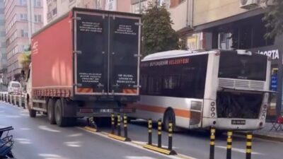 Eskişehir’de Mustafa Kemal Atatürk Caddesi’nde bozulan belediye otobüsü sağa çekince,