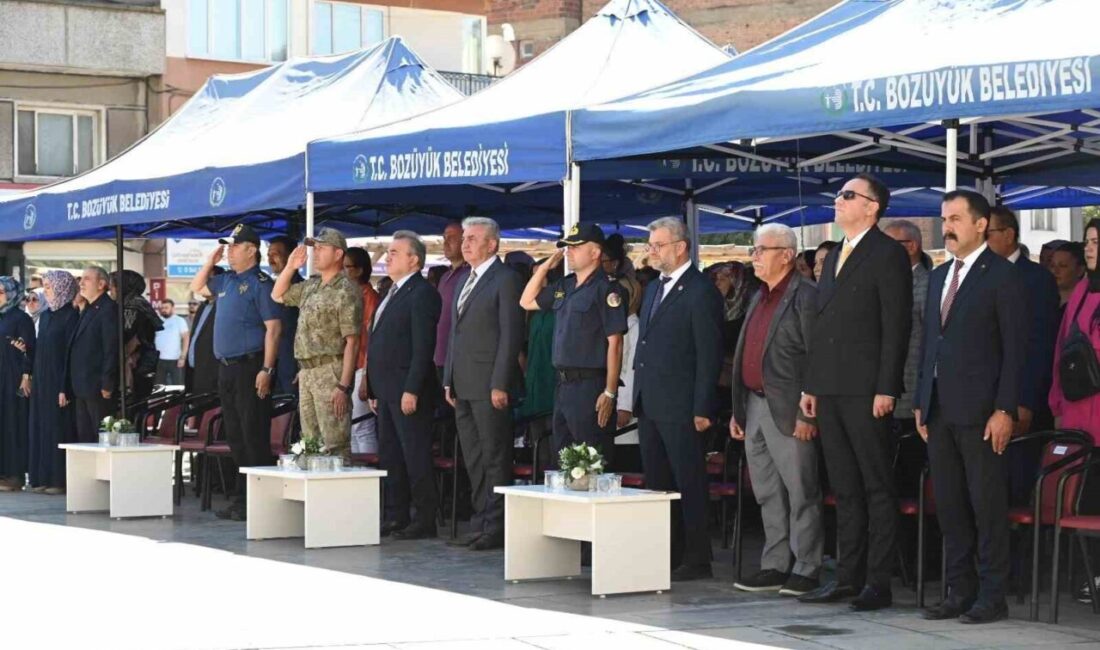 Bozüyük’te İlköğretim Haftası kutlandı Bozüyük’te İlköğretim Haftası, Cumhuriyet Meydanı’nda düzenlenen törenle kutlandı. Törende ilk