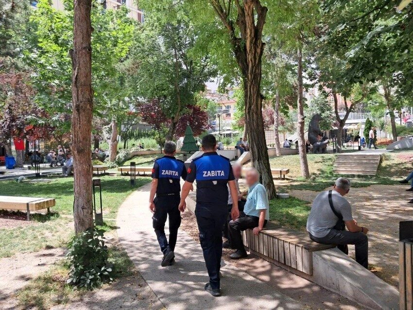 Bilecik Belediyesi Zabıta Müdürlüğü ekipleri şehir merkezinde yürüttükleri denetimlerde, izmaritleri