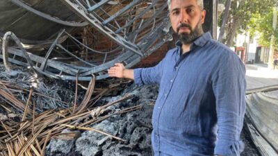 İzmir’in Buca ilçesinde mobilya atıklarının bulunduğu çöplük alanda çıkan yangında